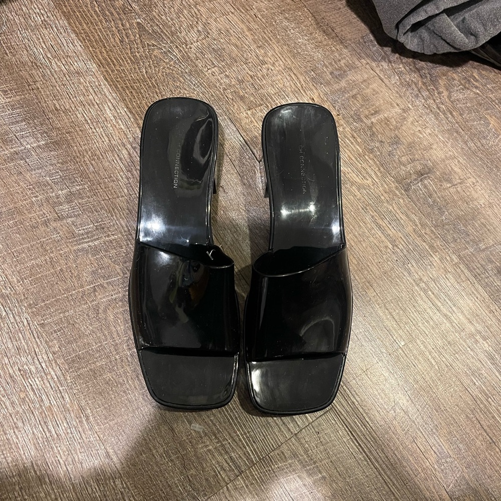 French connection heels with a chunky heel. Size 11 women’s but can fit a 9-11.